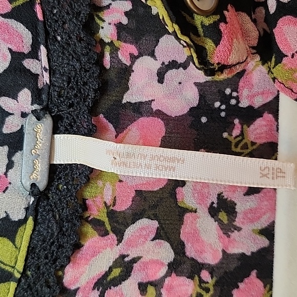 Free People Hold On To Me black floral mixed media button-down blouse Size XS - Picture 10 of 16